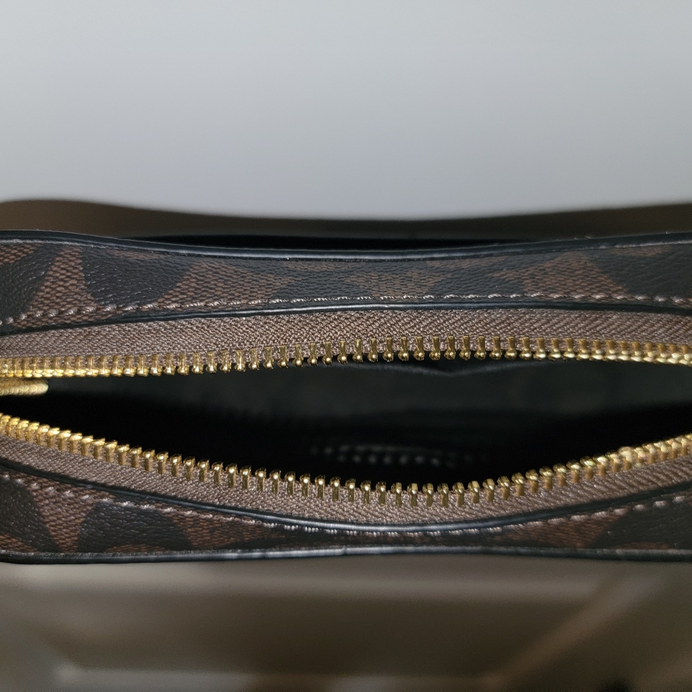 Coach New York Small Camera Bag in Signature Canvas - Picture 3 of 3
